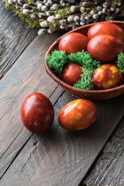 Soyut çizimlerle birlikte soğan kabuklarında boyanmış Paskalya yumurtaları sepette.