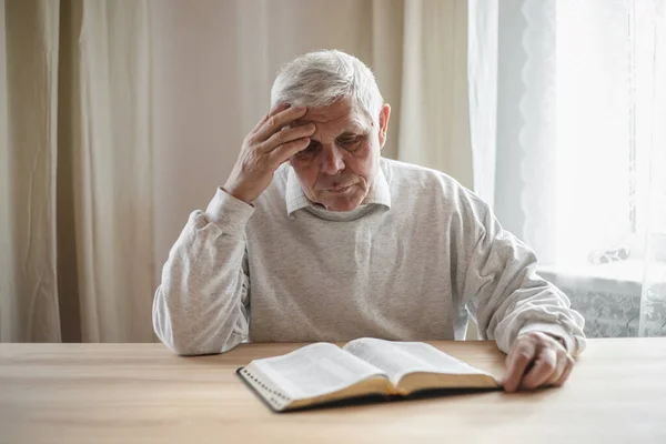 Starší Muž Modlí Čte Starou Bibli Svých Rukou — Stock fotografie