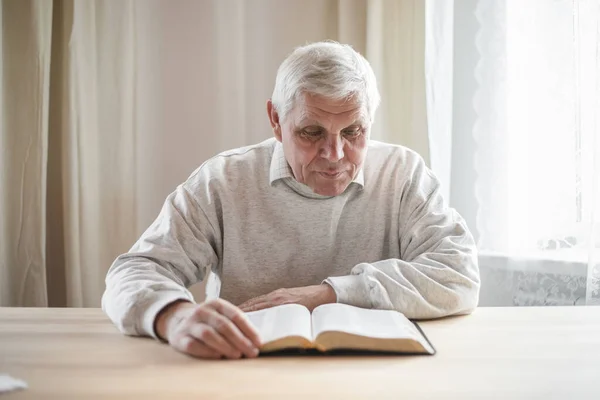 Starší Muž Modlí Čte Starou Bibli Svých Rukou — Stock fotografie