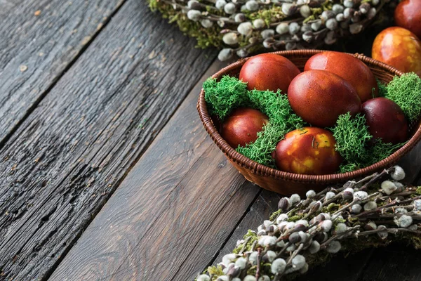 Uova Pasqua Dipinte Bucce Cipolla Con Disegni Astratti Sono Cesto — Foto Stock