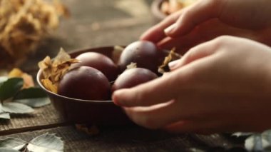 Paskalya yumurtalarının soğan kabuğuyla nasıl yapılacağının talimatları. Doğal kahverengi boya. tahta arkaplan