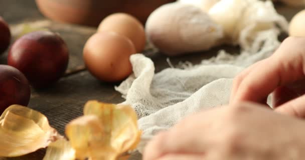 Instructies Voor Het Maken Van Paaseieren Met Uienhuid Natuurlijke Bruine — Stockvideo