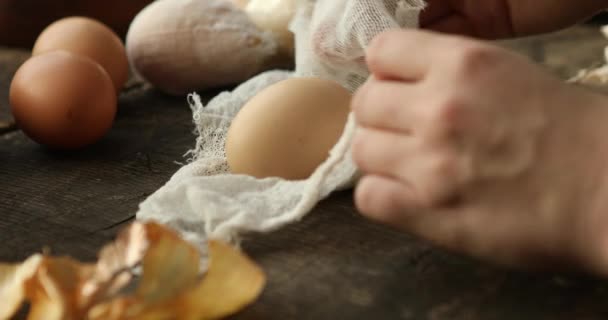 Návod Jak Udělat Velikonoční Vajíčka Cibulovou Slupkou Přírodní Hnědé Barvivo — Stock video