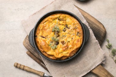 İtalyan kahvaltısı ahşap arka planda mantarlı omlet gibi.