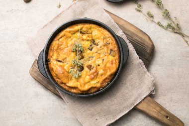 İtalyan kahvaltısı ahşap arka planda mantarlı omlet gibi.