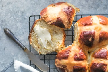 Tereyağlı sıcak çörekler, geleneksel Paskalya ziyafeti.