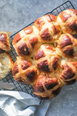 Tereyağlı sıcak çörekler, geleneksel Paskalya ziyafeti.