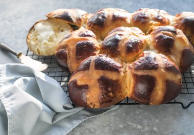 Tereyağlı sıcak çörekler, geleneksel Paskalya ziyafeti.