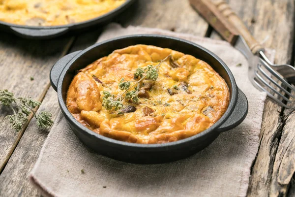 İtalyan kahvaltısı ahşap arka planda mantarlı omlet gibi.