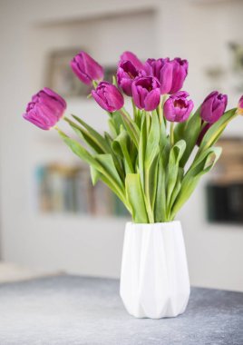 Vazoda bir demet leylak lalesi. Bir tebrik kartı. Narin çiçekler. Sevgililer Günü. 8 Mart. Anneler Günü. Boşluğu kopyala