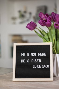 Yükselmiş, Luke 24: 6 yazılı. İncil 'deki gibi. Yeni Ahit. Hristiyan şiiri