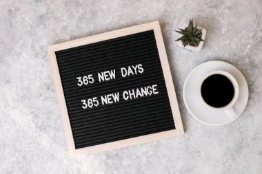 365 yeni gün, 365 yeni şans. Motivasyon alıntılı mektup panosu. Yeni yıl kararları ve hedef belirleme, kişisel gelişim ve kalkınma kavramı.