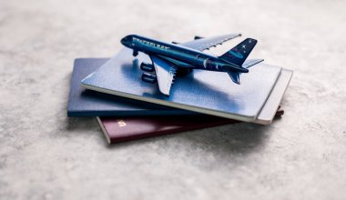 Şapkalı, pasaportlu, uçaklı gezgin aksesuarları. Yolculuk için hazırlık. Seyahat Seyahati Tatil Konsepti.