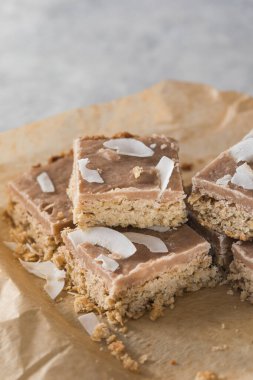 Sağlıklı protein granola gözlemeleri. Yoga, fitness ve sporcular için aperatif, fitness barı, diyet konsepti