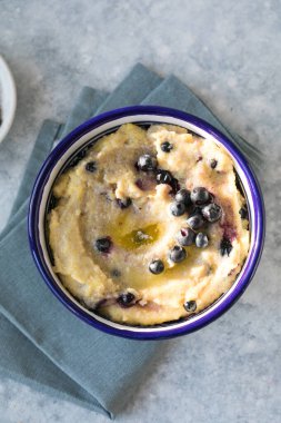 Geleneksel mısır unu tabakta yaban mersinli..