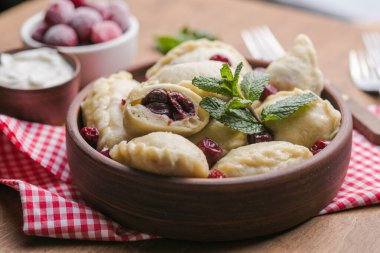 Kirazlı Pierogi. Vareniki böreği. Geleneksel Ukrayna yemekleri. Ekşi krema ve böğürtlenle pişirilip servis ediliyor.