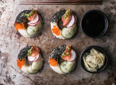 Somon, salatalık ve turplu suşi çörekleri. Melez Yiyecekler.