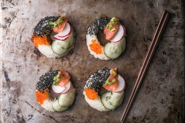 Somon, salatalık ve turplu suşi çörekleri. Melez Yiyecekler.