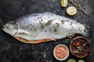 Siyah yüzeyde taze alabalık, düz yerde metin için yer var..