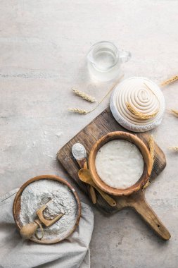 Ekmek yaprakları aktiftir. Başlangıç mayası (ekmek pişirmek için mayalanacak su ve un karışımı). Sağlıklı beslenme kavramı