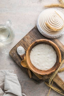 Ekmek yaprakları aktiftir. Başlangıç mayası (ekmek pişirmek için mayalanacak su ve un karışımı). Sağlıklı beslenme kavramı