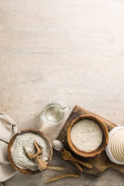 Başlangıç mayası (ekmek pişirmek için mayalanacak su ve un karışımı). Sağlıklı beslenme kavramı