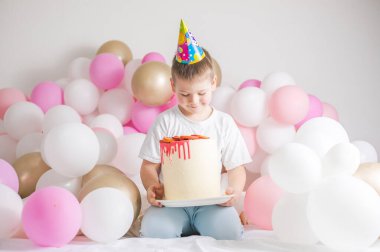 Pastalı küçük çocuk. Parti balonlu küçük bir çocuk, kutlama. Doğum günü, mutluluk, çocukluk, bak.