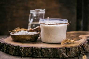 Ekmek yaprakları aktiftir. Başlangıç mayası (ekmek pişirmek için mayalanacak su ve un karışımı). Sağlıklı beslenme kavramı