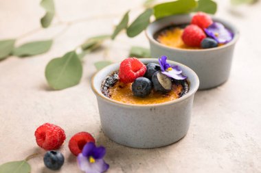 Creme brulee. Karamelli şeker ve böğürtlenli Fransız vanilyalı tatlı, seçici odaklı..