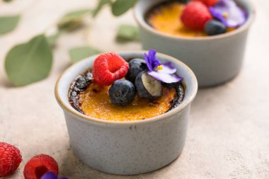 Creme brulee. Karamelli şeker ve böğürtlenli Fransız vanilyalı tatlı, seçici odaklı..
