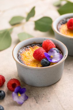 Creme brulee. Karamelli şeker ve böğürtlenli Fransız vanilyalı tatlı, seçici odaklı..