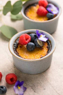 Creme brulee. Karamelli şeker ve böğürtlenli Fransız vanilyalı tatlı, seçici odaklı..
