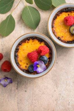 Creme brulee. Karamelli şeker ve böğürtlenli Fransız vanilyalı tatlı, seçici odaklı..