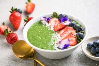 Renkli, sağlıklı yiyecekler. Acai yeşil meyve suyu kasesi. Keto kahvaltı fikri.