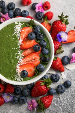 Kibrit yeşil çay kahvaltısı süper yiyecekler üzerine çilek, yabanmersini, hindistan cevizi taneleri, üstten manzara, düz yatış.