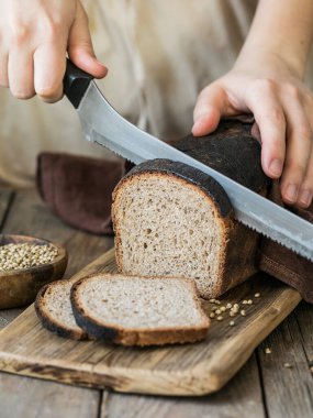 Ekmek, kepekli çavdar ekmeği, kenevir ve buğday karışımı un.