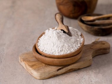 Organik maca tozu - Lepidium meyenii. Tahta.