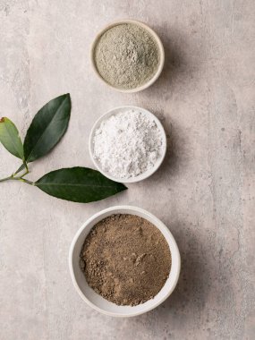 Maca kökü keneviri veya kenevir unu ve koka unu. Besin takviyesi - Andies 'den süper yiyecek