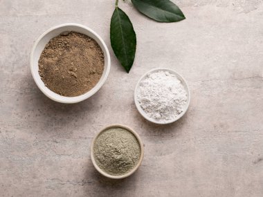 Maca kökü keneviri veya kenevir unu ve koka unu. Besin takviyesi - Andies 'den süper yiyecek