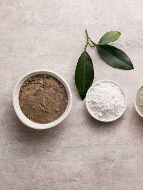 Maca kökü keneviri veya kenevir unu ve koka unu. Besin takviyesi - Andies 'den süper yiyecek