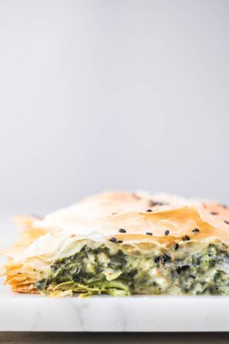 Ev yapımı Yunan spanakopita turtası ve organik ıspanak