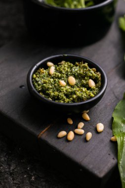 Taze ev yapımı yabani sarımsaklı pesto. Yabani sarımsak, çam fıstığı, peynir ve zeytinyağından yapılan ev yapımı sos..