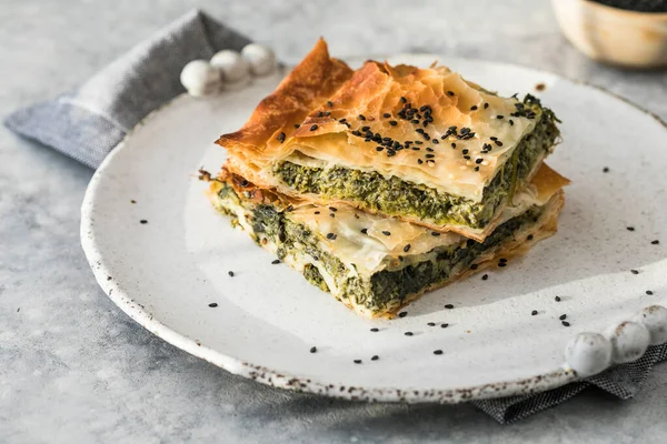Ev yapımı Yunan spanakopita turtası ve organik ıspanak