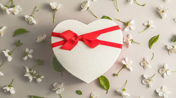 Heart Gift Box White Cherry Flowers Festive Concept Color Background — Stock Photo, Image