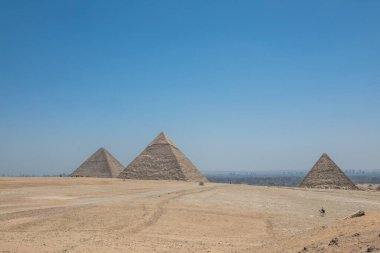 Giza Büyük Piramitleri Giza, Mısır 'da bir tapınağın kalıntıları yakınında