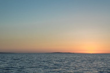 Kızıl Deniz 'in üzerinde gündoğumu manzarası. Mısır