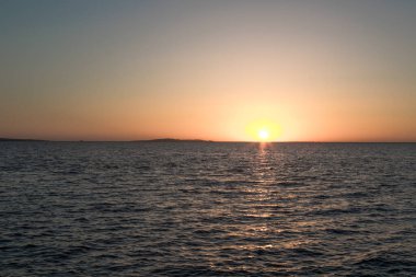 Kızıl Deniz 'in üzerinde gündoğumu manzarası. Mısır