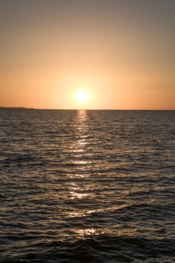 Kızıl Deniz 'in üzerinde gündoğumu manzarası. Mısır