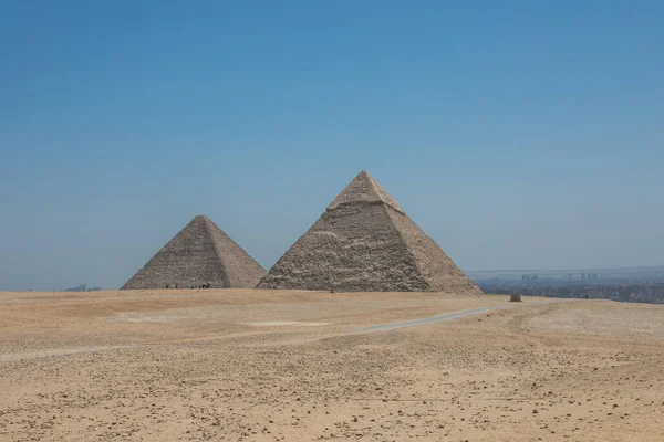 Grote Piramides Van Gizeh Nabij Ruïnes Van Een Tempel Gizeh — Stockfoto