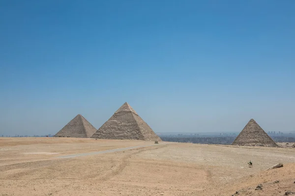 Grote Piramides Van Gizeh Nabij Ruïnes Van Een Tempel Gizeh — Stockfoto